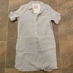 Cute vineyard vines dress. Blue pinstriped. With pockets and drawstring. Size 6